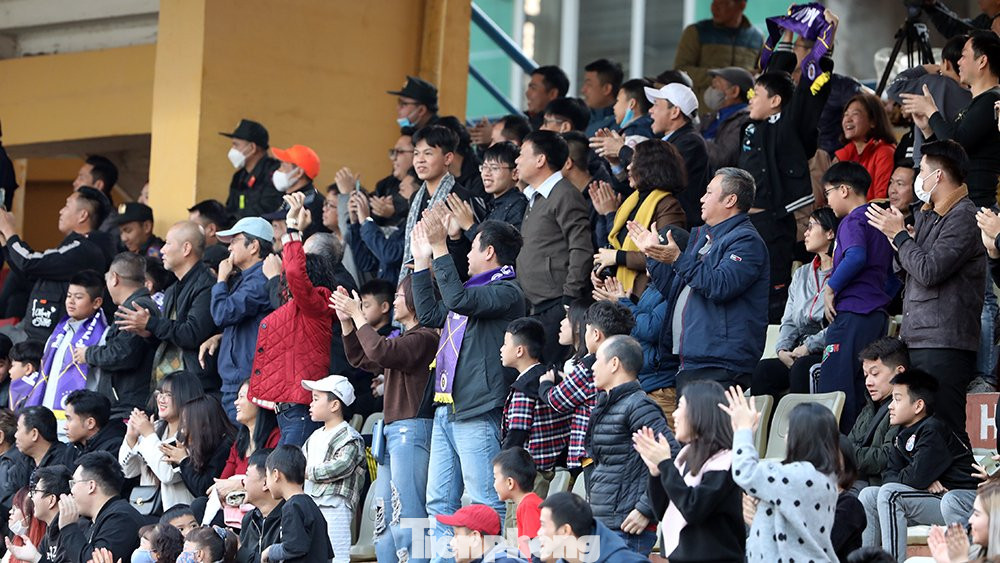 Khán giả hào hứng cổ vũ cho những lần đi bóng đẹp mắt của cầu thủ hai đội. Ảnh: Mạnh Thắng