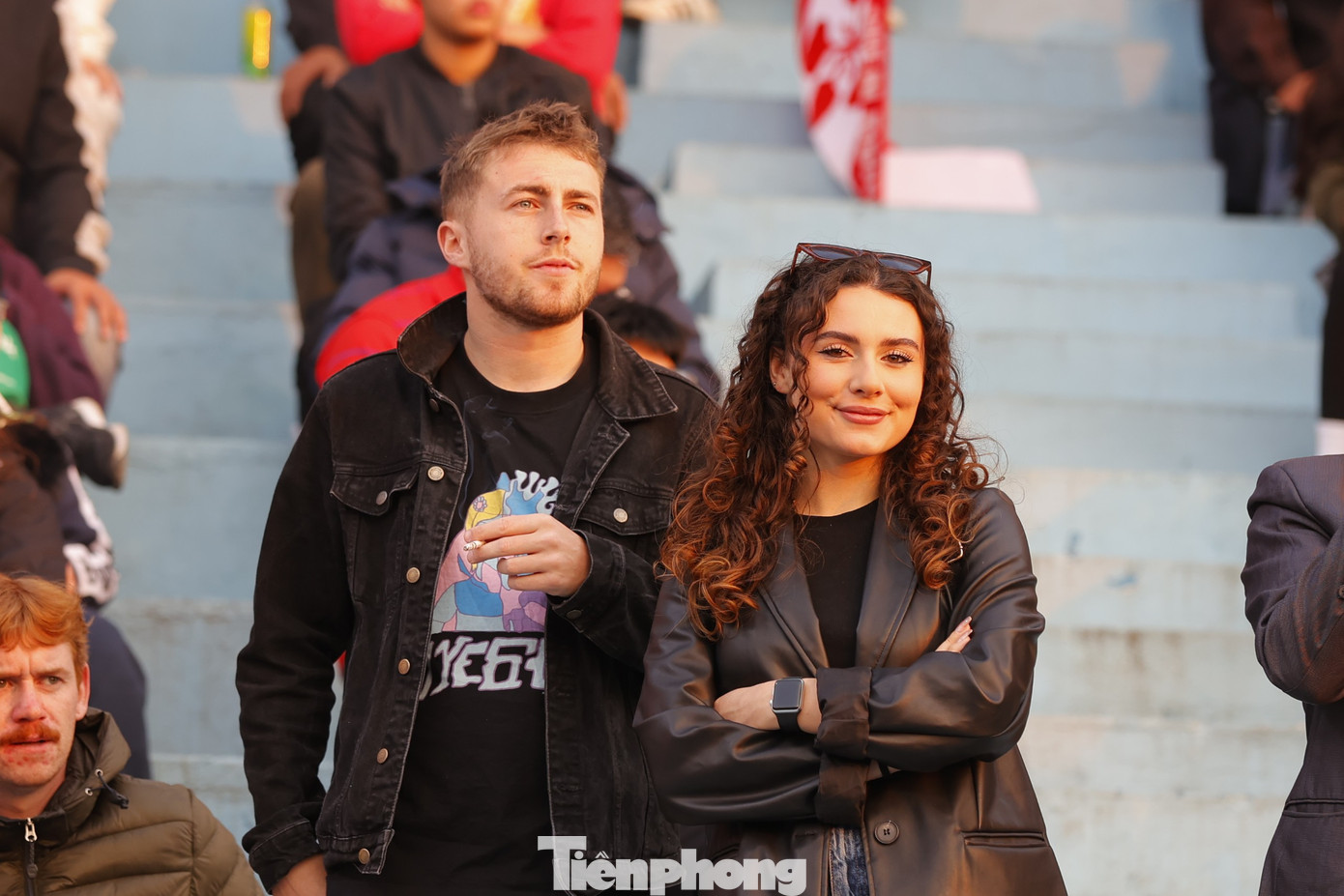 Hai vị khách người nước ngoài tranh thủ ghé xem bóng đá tại Sân vận động Hàng Đẫy và cổ vũ cầu thủ của cả hai CLB. Ảnh: Mạnh Thắng