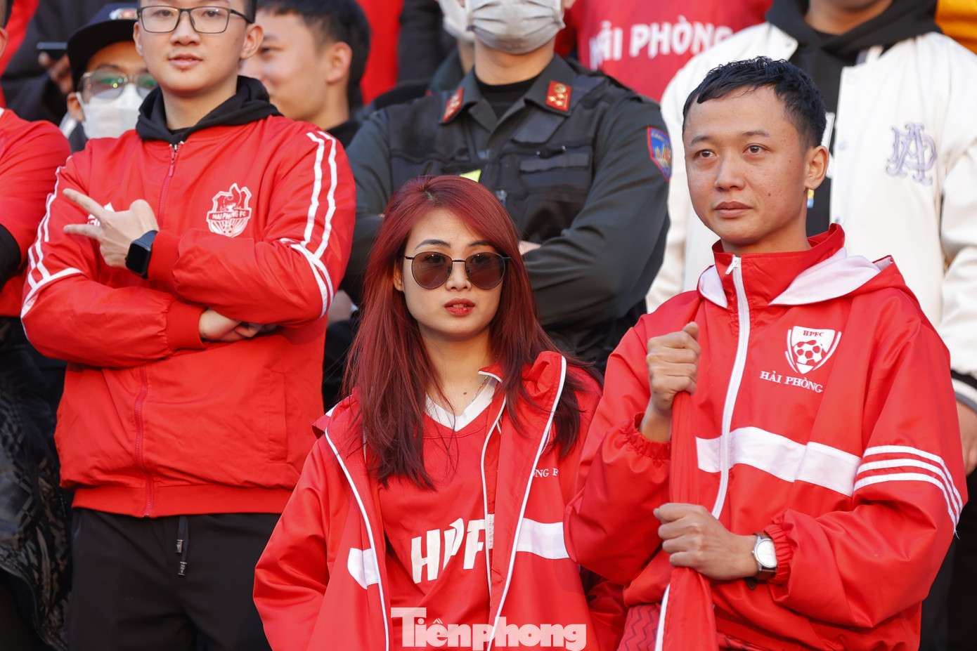 Cổ động viên CLB Hải Phòng chăm chú theo dõi trận đấu. Ảnh: Mạnh Thắng