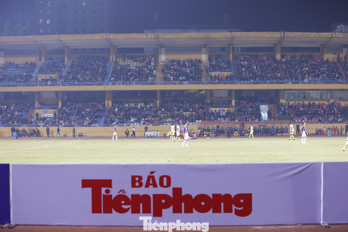 Khoảng 10 nghìn khán giả có mặt theo dõi, cổ vũ trận đấu. Ảnh: Mạnh Thắng