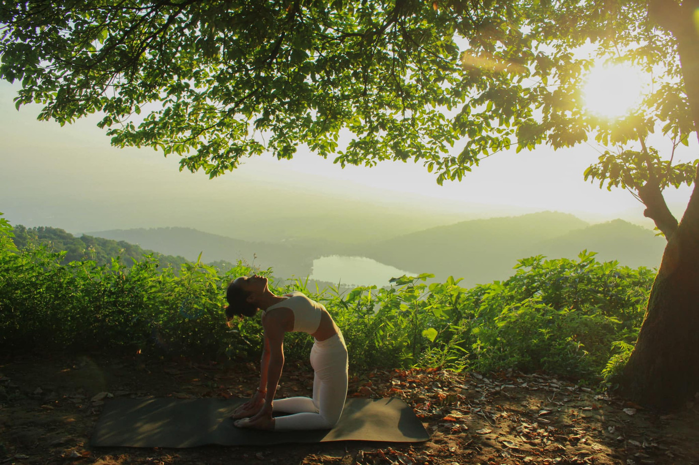 Chị Kim Bảo Ngân tự "chữa lành" khi tìm đến yoga và thực hành luyện tập ở những không gian tĩnh lặng, gần gũi với thiên nhiên. Ảnh: NVCC