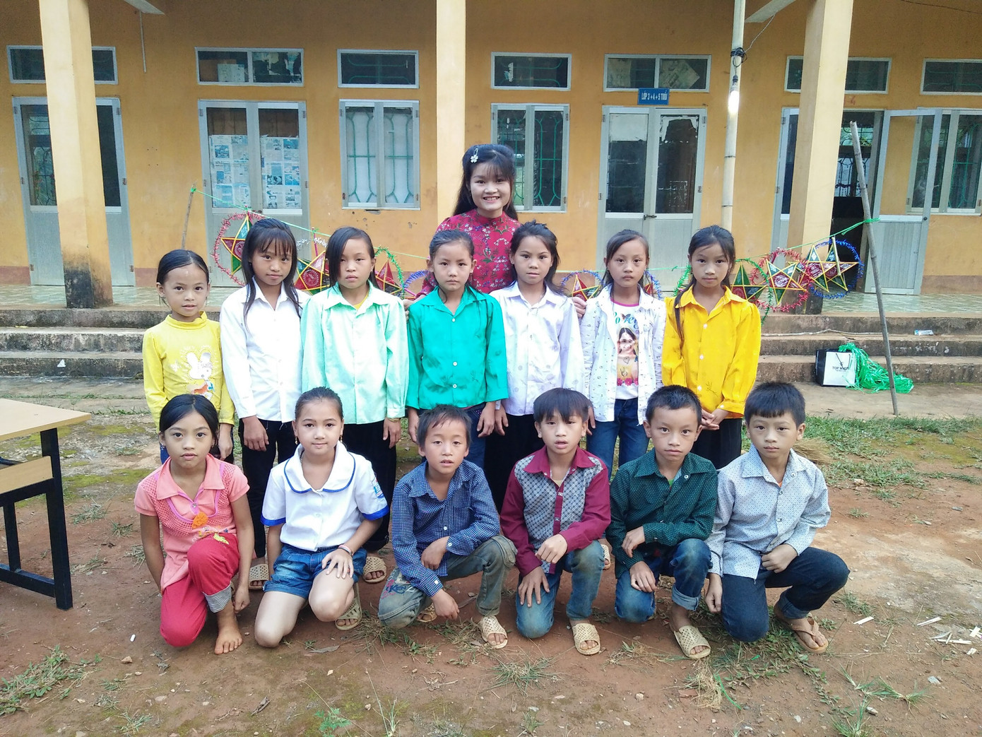 Cô Ngọc Ánh cùng học trò.