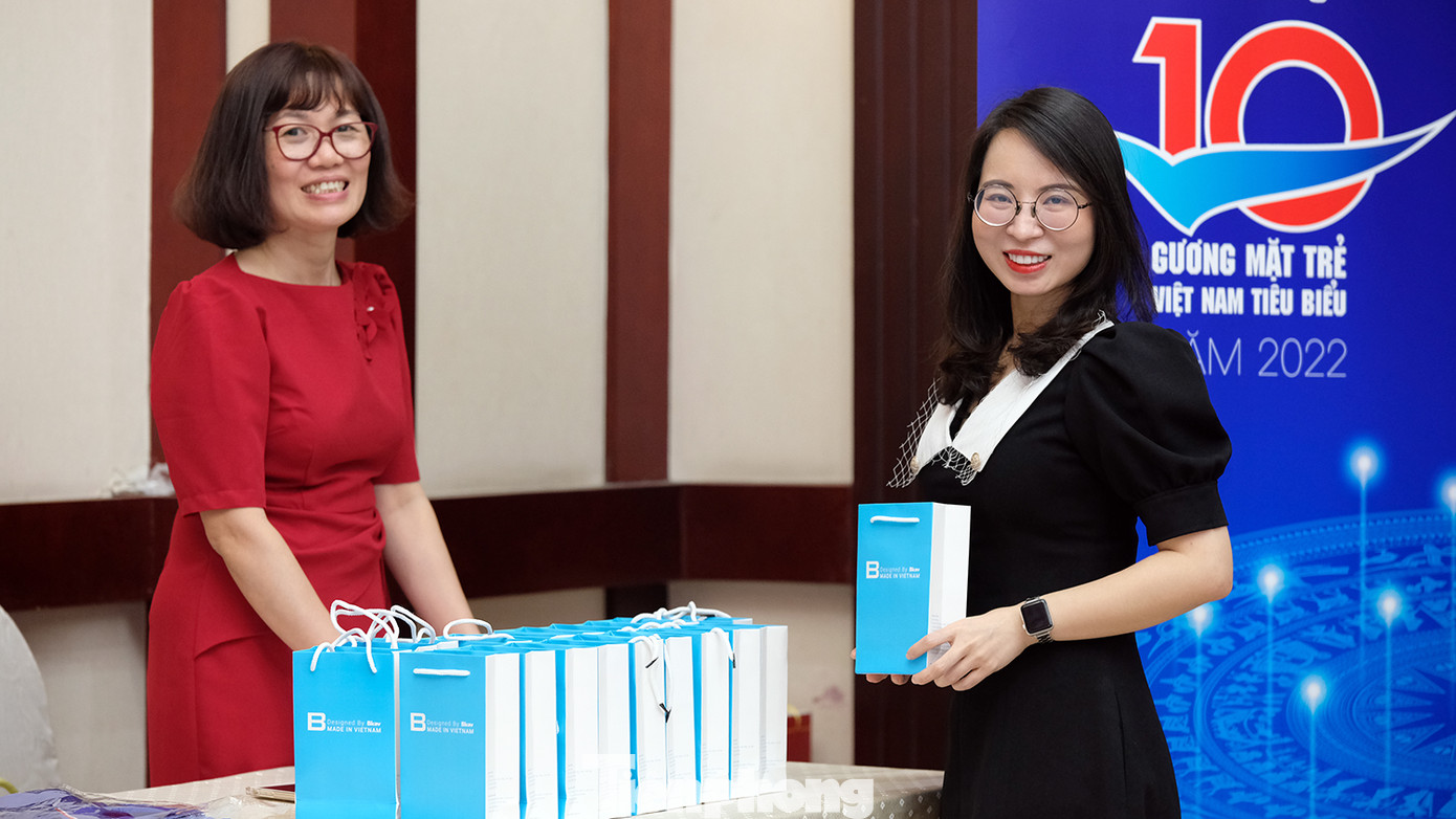 Tiến sĩ Lê Thị Phương - Gương mặt trẻ Việt Nam triển vọng lĩnh vực Nghiên cứu khoa học tại Gala gặp gỡ.