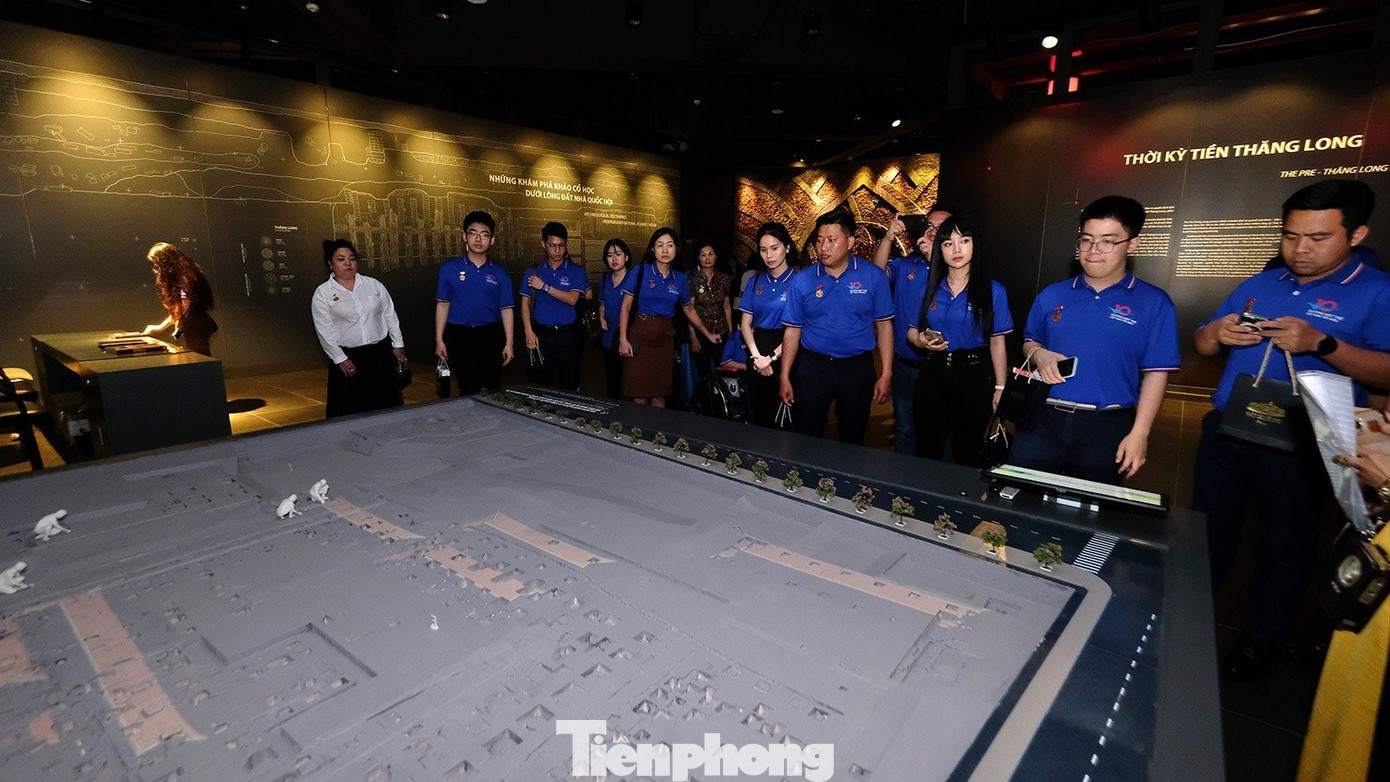 Nhà Quốc hội gồm năm tầng nổi và hai tầng chìm, có hai khối chính: Phòng họp ở giữa hình tròn và Khối nhà bao xung quanh hình vuông. Nhà Quốc hội gồm năm tầng nổi và hai tầng chìm, có hai khối chính: Phòng họp ở giữa hình tròn và Khối nhà bao xung quanh hình vuông.