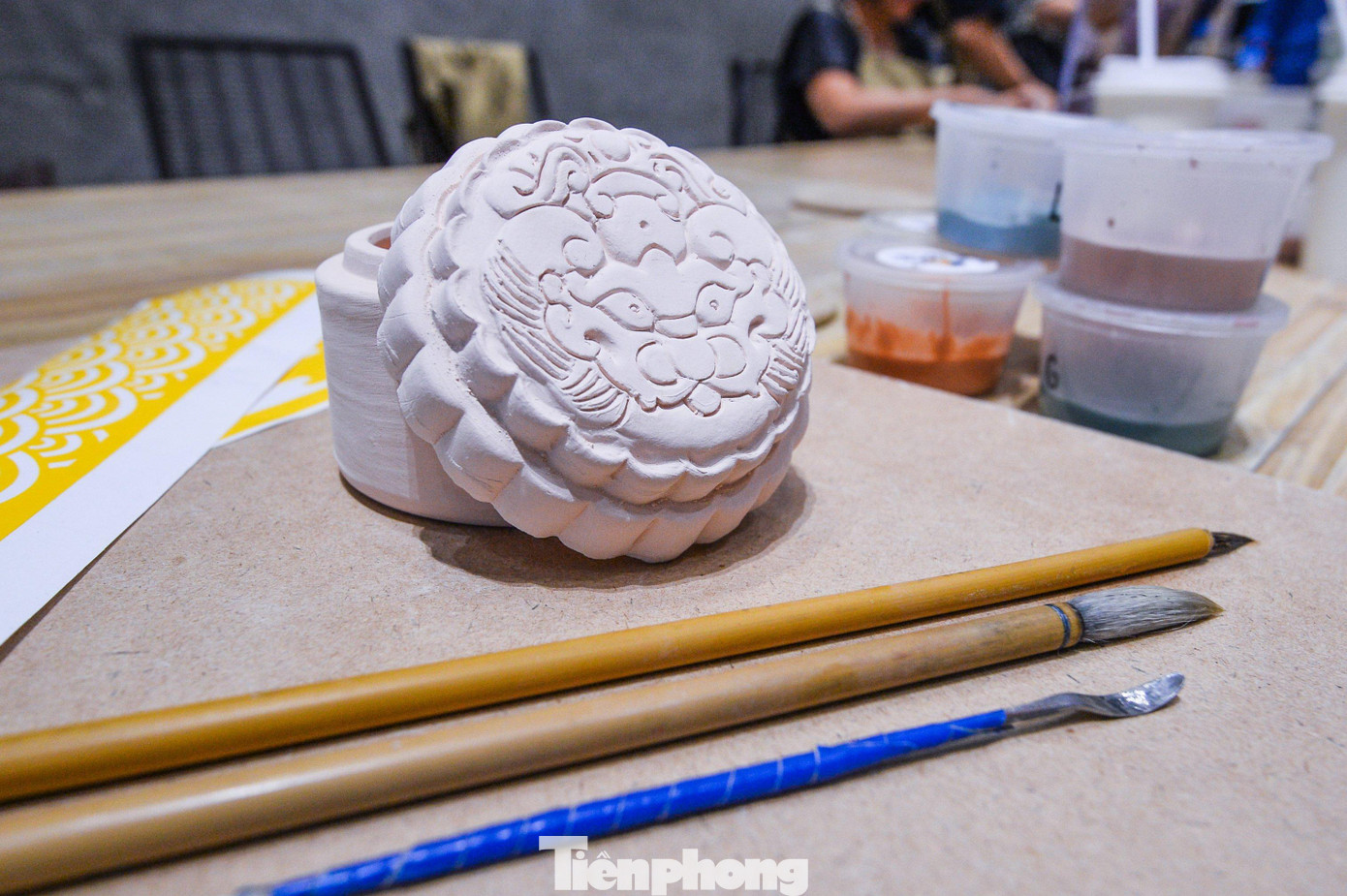 Phần cốt gốm hộp bánh Trung thu được anh Triệu Minh Hải chuẩn bị từ trước. Để hoàn thiện, người tham gia sẽ sử dụng kĩ thuật tô Underglaze (màu vẽ gốm chịu nhiệt) trên cốt gốm.