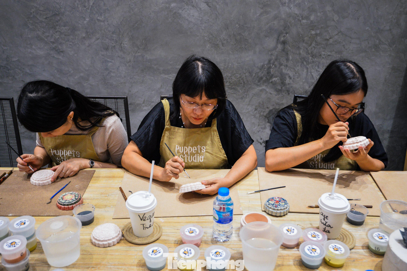 Cốt gốm sau khi trang trí sẽ được phun men và nung tại xưởng từ 1 đến 2 tuần rồi đóng gói gửi về cho người tham gia.