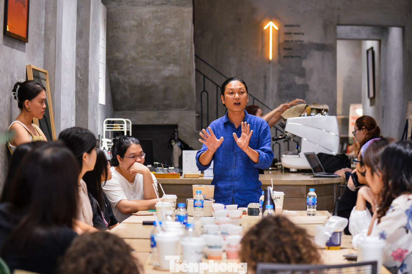 Chia sẻ với Tiền Phong, anh Triệu Minh Hải (40 tuổi, nghệ sĩ thị giác) nói: “Tôi luôn mong muốn các bạn trẻ được thỏa sức trải nghiệm, tạo ra các sản phẩm nghệ thuật để tự cảm nhận rõ nhất về nét đẹp truyền thống mà không đơn thuần chỉ là những câu chuyện qua lời kể”. Được biết, studio của anh Hải đã mở được 2 năm và thường tổ chức các buổi workshop sản xuất đồ gốm mang ý nghĩa truyền thống.