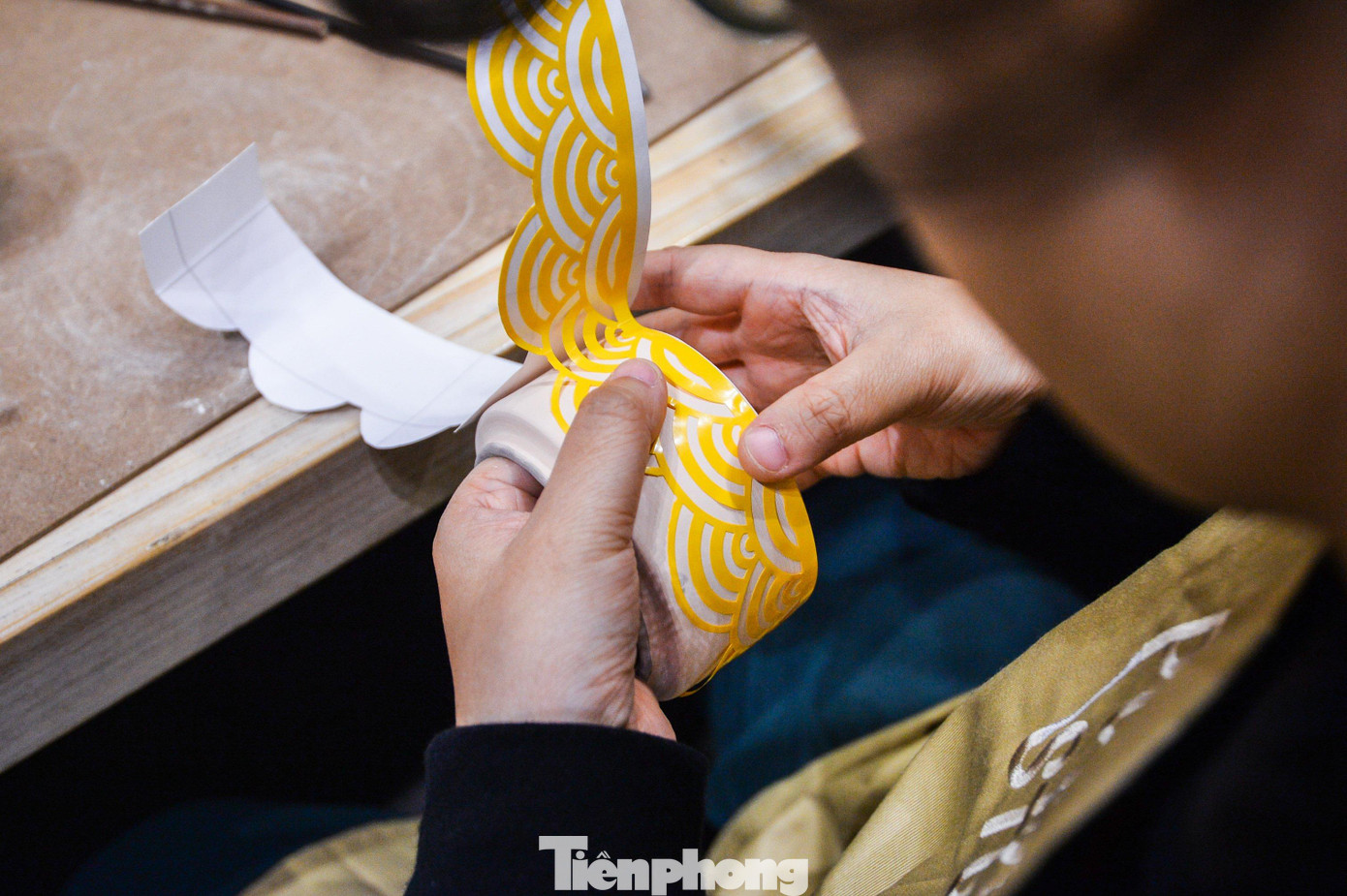 Phần thân hộp đựng được dán decan in sẵn và tô đè lên để tạo họa tiết.