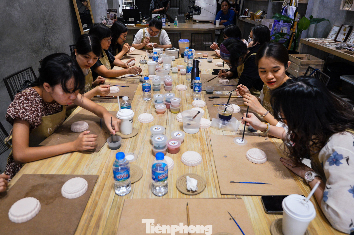 Bên cạnh các hoạt động trải nghiệm như tự làm bánh Trung thu truyền thống, trang trí đèn lồng... một số bạn trẻ còn tham gia trải nghiệm tự trang trí hộp đựng bánh Trung thu bằng gốm.