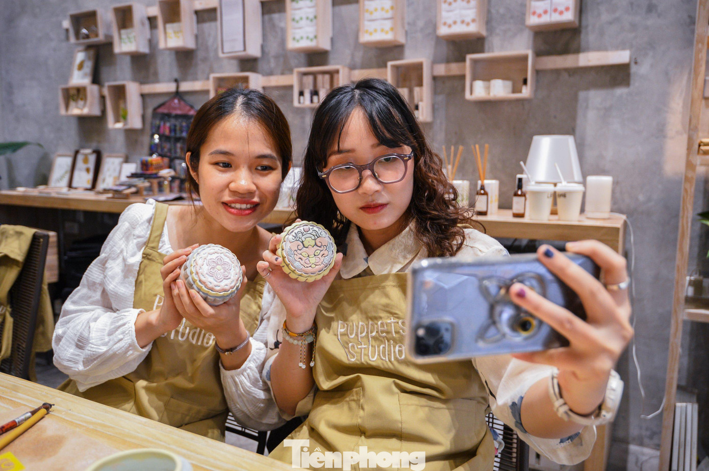 Đôi bạn check-in cùng thành quả sau vài giờ tham gia hoạt động trải nghiệm tô họa tiết trên hộp gốm.