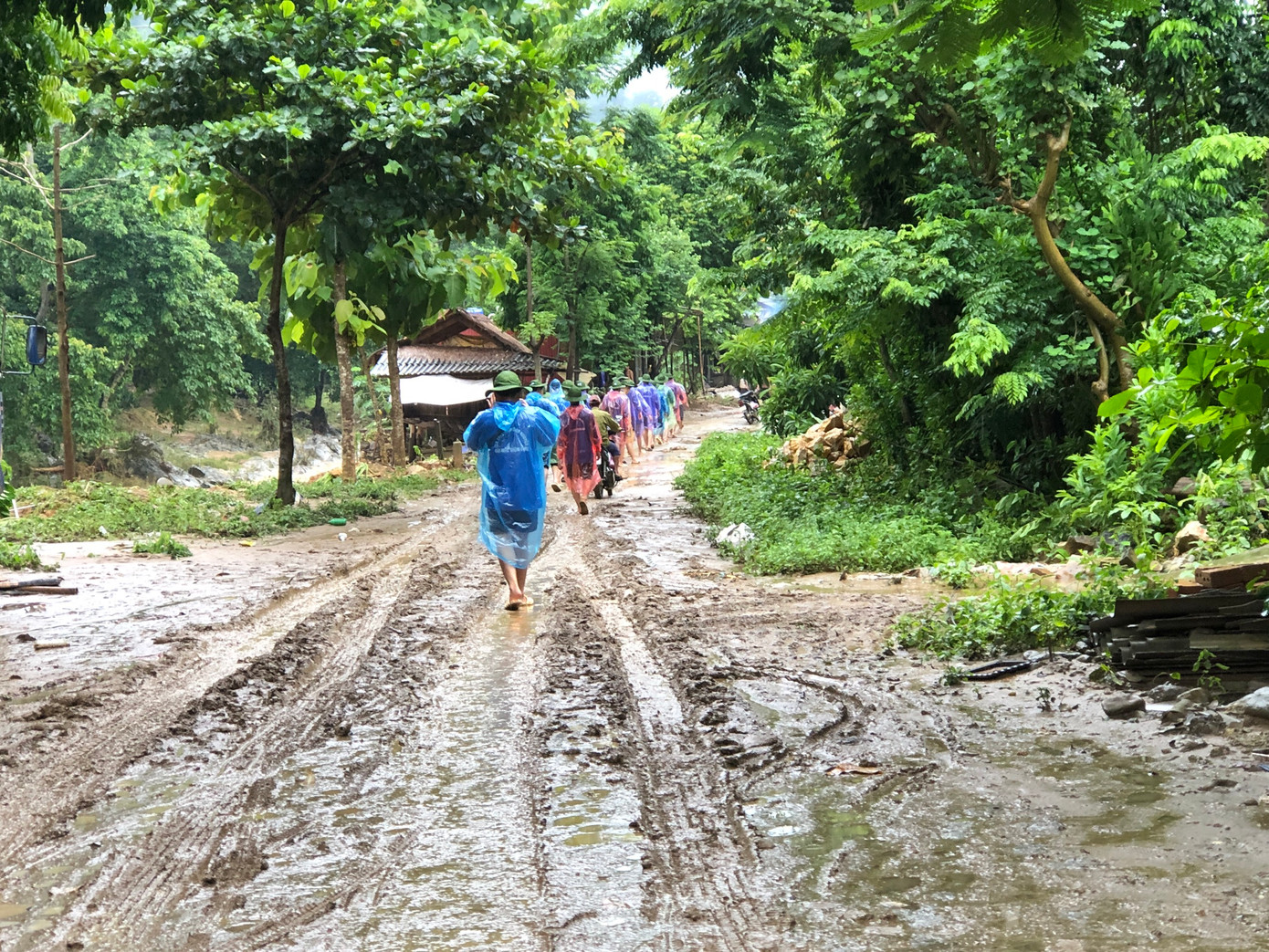 Sinh viên Điện Lực đã có phản ứng nhanh, nhiệt tình hỗ trợ các hộ gia đình trên địa bàn.