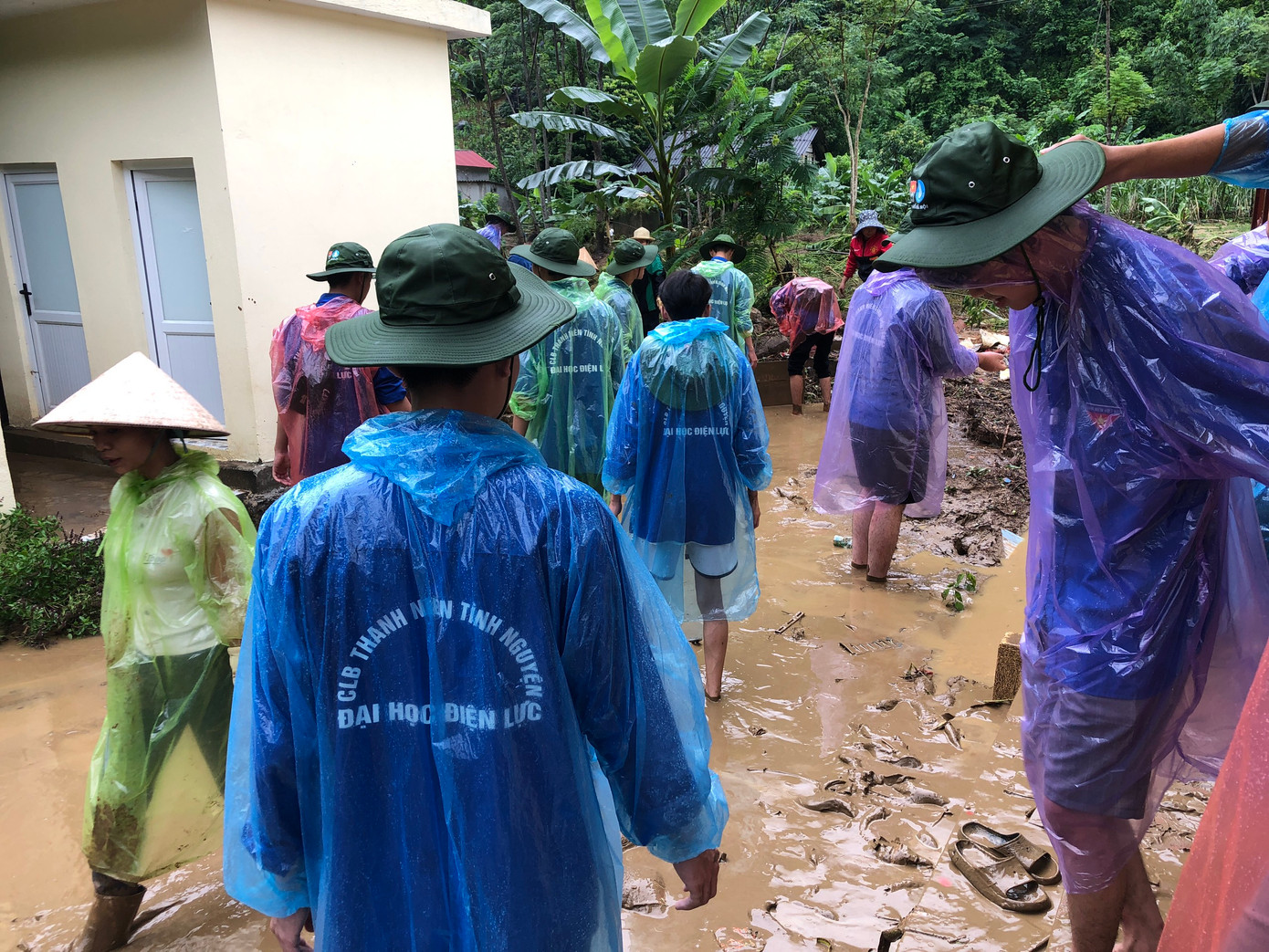 Sinh viên Điện Lực đã có phản ứng nhanh, nhiệt tình hỗ trợ các hộ gia đình trên địa bàn.