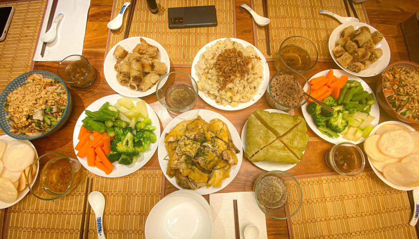 Mâm cơm tất niên do chính tay Trang chuẩn bị gồm có nộm (gỏi) hoa chuối, nem rán, rau củ luộc, xôi sắn, thịt băm, bánh chưng, gà luộc... Ảnh: NVCC Mâm cơm tất niên do chính tay Trang chuẩn bị gồm có nộm (gỏi) hoa chuối, nem rán, rau củ luộc, xôi sắn, thịt băm, bánh chưng, gà luộc... Ảnh: NVCC