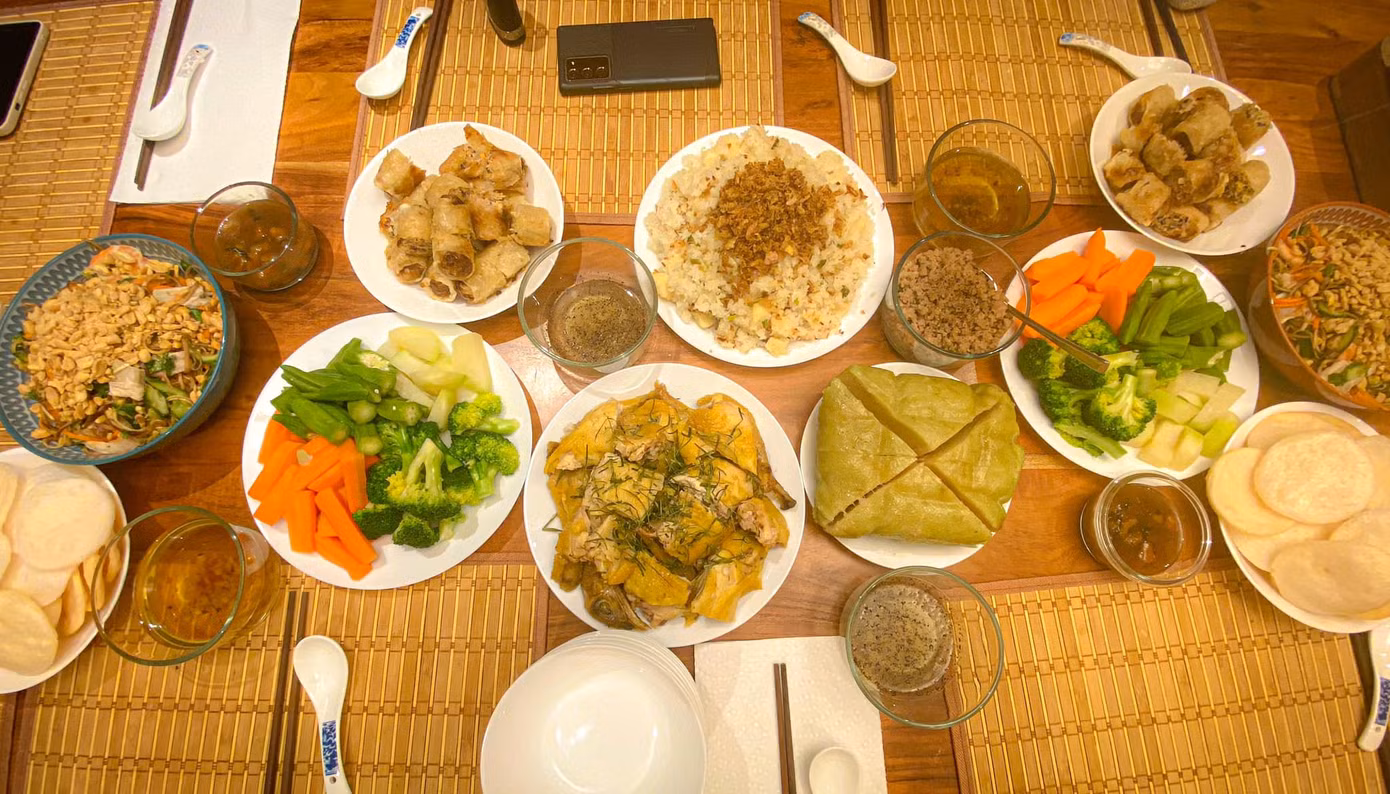 Mâm cơm tất niên do chính tay Trang chuẩn bị gồm có nộm (gỏi) hoa chuối, nem rán, rau củ luộc, xôi sắn, thịt băm, bánh chưng, gà luộc... Ảnh: NVCC Mâm cơm tất niên do chính tay Trang chuẩn bị gồm có nộm (gỏi) hoa chuối, nem rán, rau củ luộc, xôi sắn, thịt băm, bánh chưng, gà luộc... Ảnh: NVCC