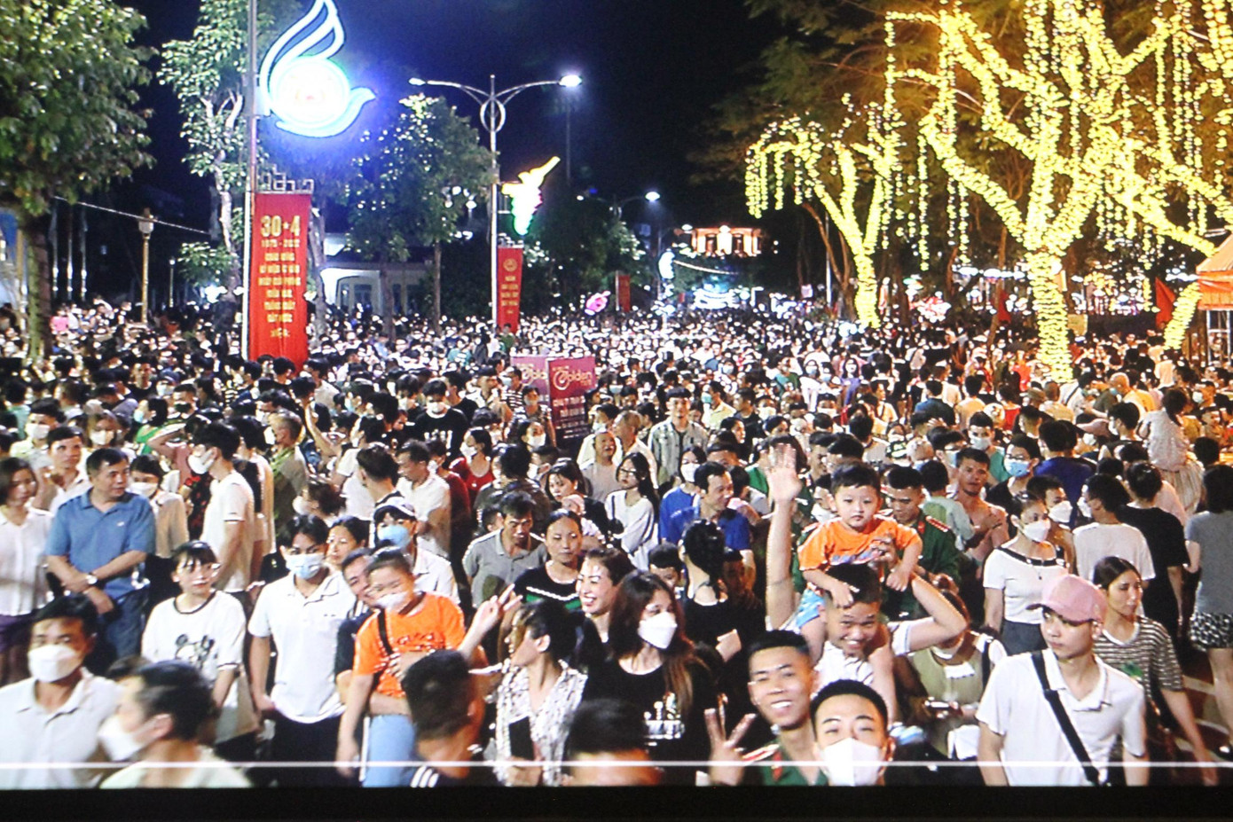 Toàn cảnh không gian phố đi bộ Thành cổ Sơn Tây tối 30/4.