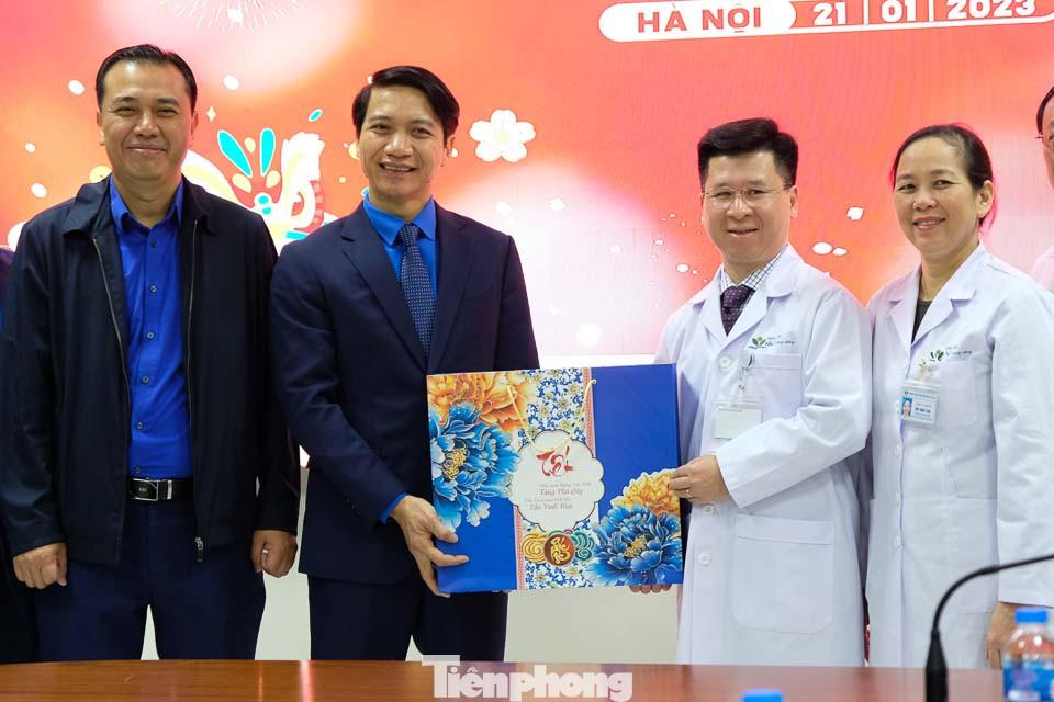 Anh Nguyễn Ngọc Lương - Bí thư thường trực T.Ư Đoàn tặng quà, chúc Tết cán bộ, y bác sĩ Bệnh viện Nhi Trung ương. Ảnh: Châu Linh