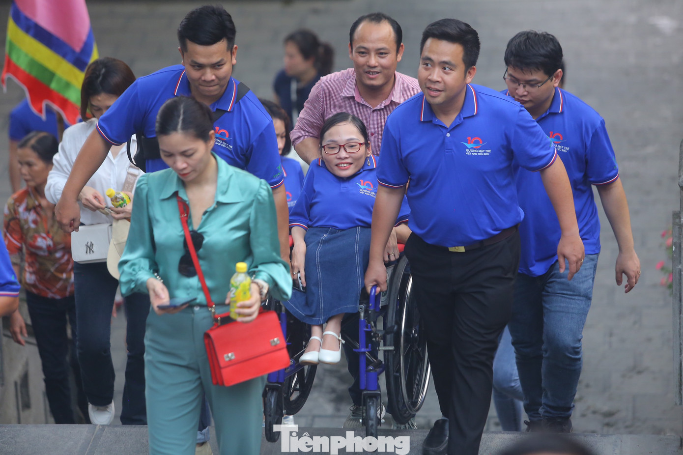 Ngọc Tâm - Gương mặt trẻ Việt Nam triển vọng năm 2022, tiếp tục được hỗ trợ khi đi tham quan khu di tích danh thắng Tây Thiên. Anh Đỗ Doãn Bách, Gương mặt trẻ Việt Nam tiêu biểu năm 2021 hào hứng nói: "Năm nay, mình vinh dự được tham gia chuỗi hành trình về nguồn cùng các gương mặt trẻ tiêu biểu và triển vọng. Đây cũng là cơ hội để mình và các gương mặt trẻ 2022 có dịp chia sẻ những câu chuyện ở mỗi lĩnh vực, ngành nghề khác nhau. Qua đó có thêm sự kết nối và thân thiết giữa các gương mặt trẻ, cùng nhau tiếp tục truyền cảm hứng cho nhiều bạn trẻ khác".