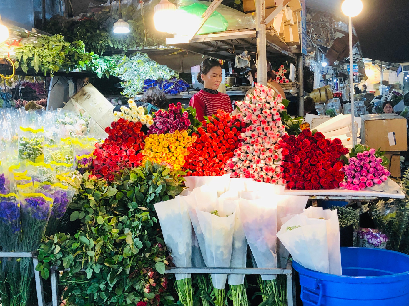 Theo khảo sát, tại chợ hoa Quảng An, hoa hồng Mộc Châu có giá từ 250.000 đồng đến 350.000 đồng/bó 20 bông; hồng Đà Lạt khoảng 240.000 đồng/bó 30 bông, tùy kích thước và màu sắc; hoa tulip nhập khẩu có giá khoảng 200.000 đồng/bó 10 bông. Hoa hồng đỏ được bán chạy nhất với giá từ 15.000 đồng đến 17.000 đồng/bông tùy loại. Anh Tiến - một chủ cửa hàng bán hoa ở đây cho biết: "Năm nay Tết, Valentine và 8/3 diễn ra liên tiếp, nên thị trường hoa tươi vô cùng tất bật. Tôi chuẩn bị hàng từ rất sớm để kịp giao cho khách sỉ và khách lẻ”.