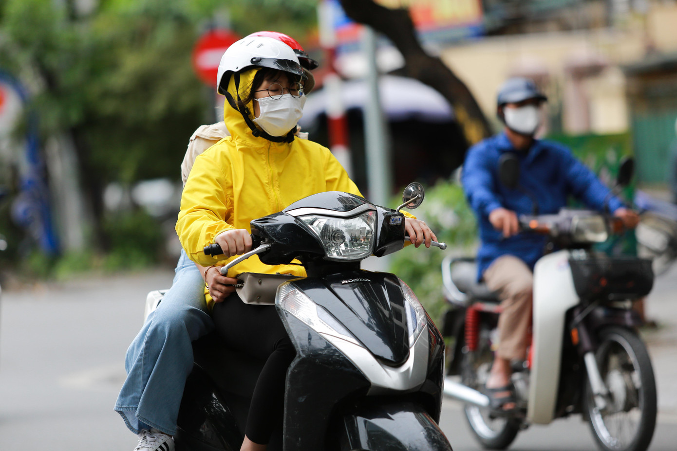 Người dân giữ ấm khi ra đường.