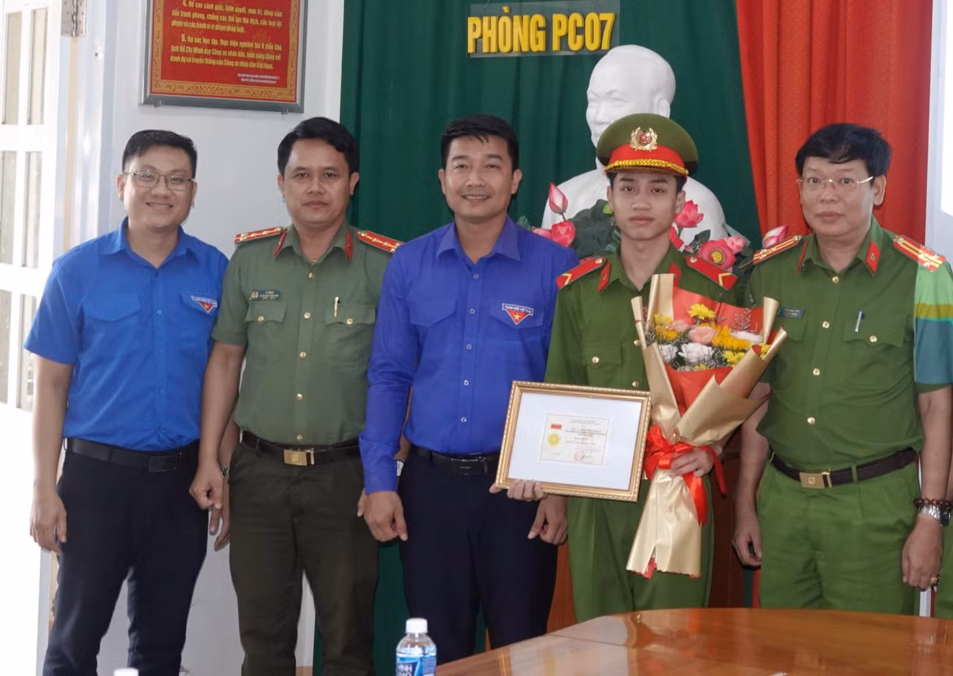 Trao tặng huy hiệu “Tuổi trẻ dũng cảm” cho Binh nhì Trần Văn Quỳnh. Trao tặng huy hiệu “Tuổi trẻ dũng cảm” cho Binh nhì Trần Văn Quỳnh.