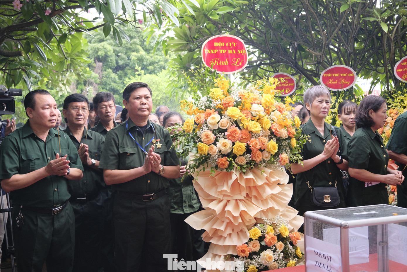 Các đoàn đại biểu dâng hương tưởng niệm. Ảnh: Châu Linh Các đoàn đại biểu dâng hương tưởng niệm. Ảnh: Châu Linh