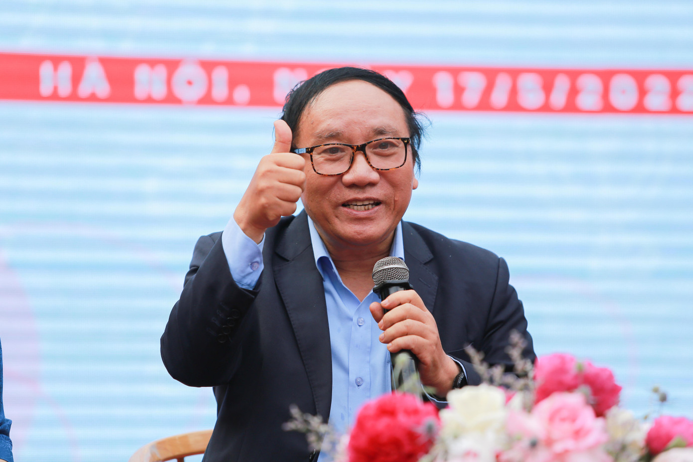 Sự hiện diện của nhà thơ Trần Đăng Khoa tại diễn đàn đã khiến cho các em học sinh vô cùng háo hức. Mở đầu phần chia sẻ của mình, nhà thơ đã dẫn dắt gần gũi và đặt luôn câu hỏi cho các em học sinh. Ông nhấn mạnh: "Thời nào cũng có áp lực, thời "mưa bom bão đạn cũng áp lực kinh khủng lắm. Tuy nhiên, điều quan trọng là làm gì để vượt qua áp lực và không có áp lực".