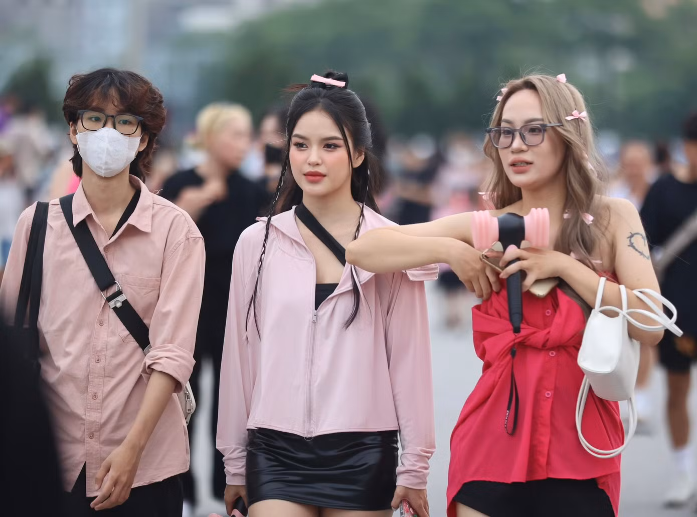 Bạn trẻ diện thời trang hồng - đen tại concert của BlackPink ngày 29 - 30/7 ở sân vận động Quốc gia Mỹ Đình. Ảnh: Trọng Tài