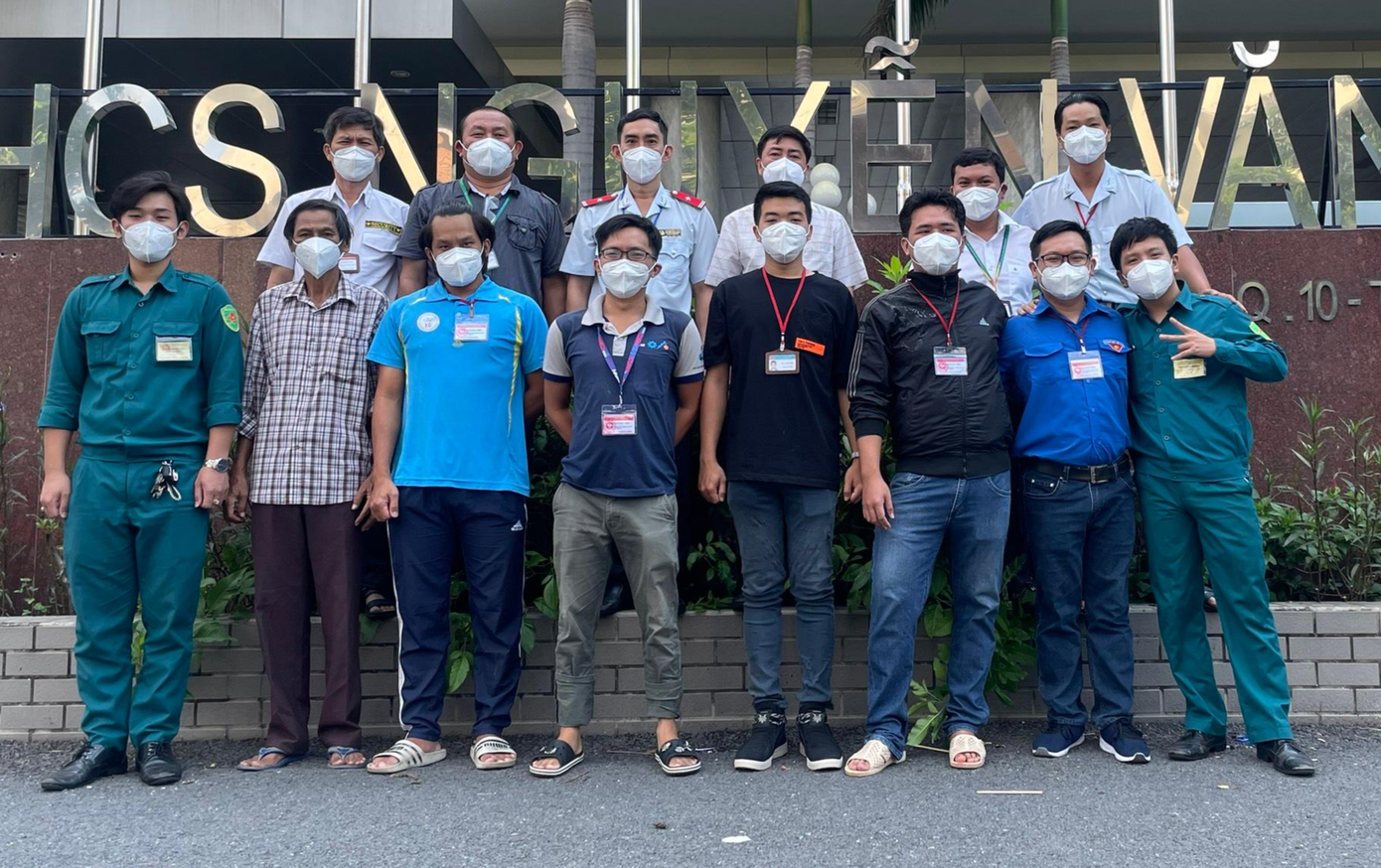 Hoàng Khoa (hàng trước, thứ 4 từ trái sang) cùng các bạn/anh trong nhóm làm nhiệm vụ hậu cần tại khu cách ly.