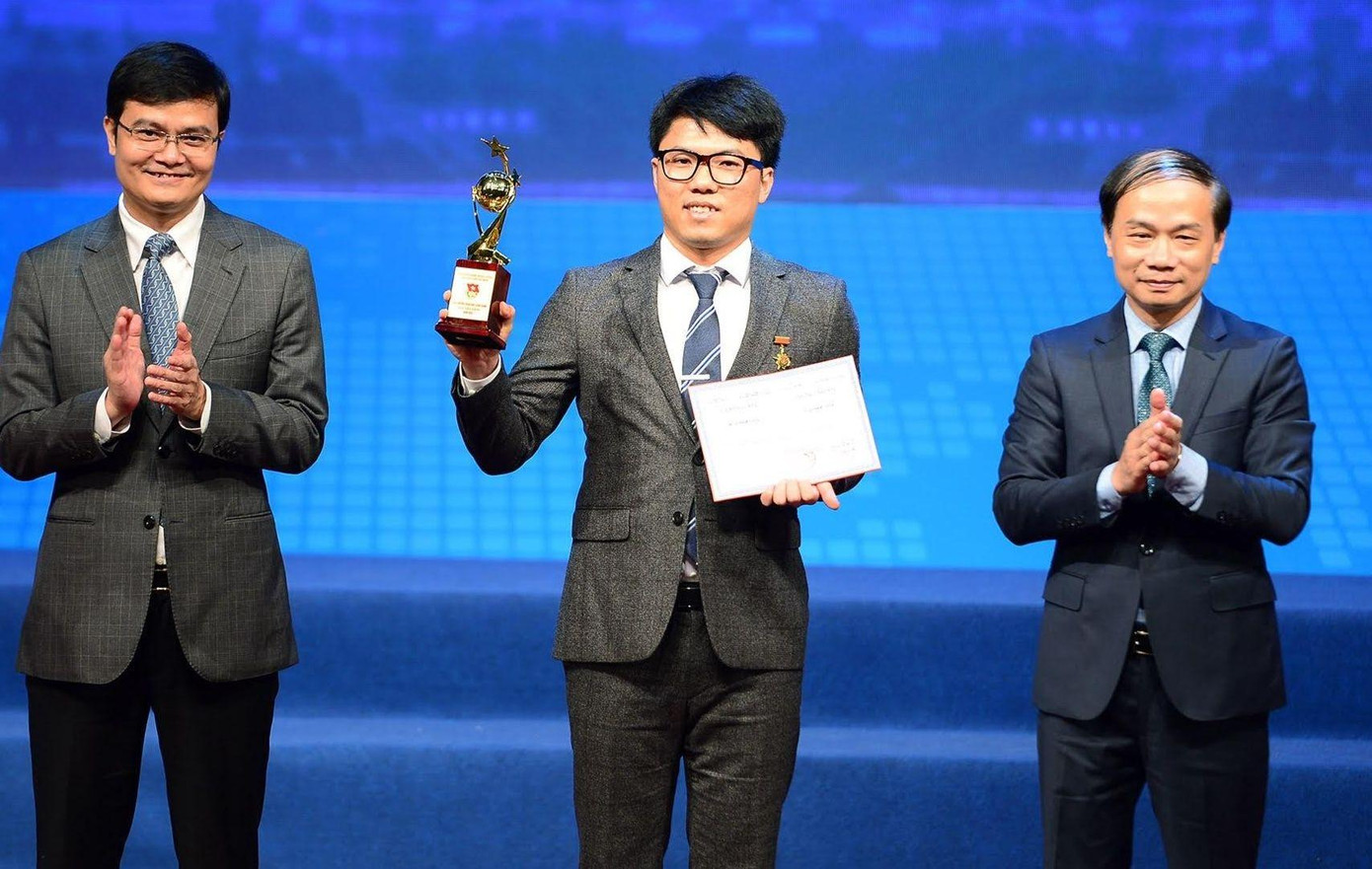 TS. Lê Phạm Tuyên (ở giữa) là một trong 10 nhà khoa học trẻ nhận giải thưởng Khoa học công nghệ Quả Cầu Vàng 2022. Ảnh: Dương Triều TS. Lê Phạm Tuyên (ở giữa) là một trong 10 nhà khoa học trẻ nhận giải thưởng Khoa học công nghệ Quả Cầu Vàng 2022. Ảnh: Dương Triều