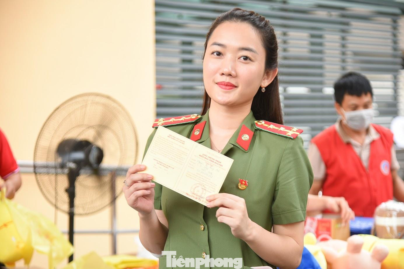 "Bóng hồng" công an nhân dân với giấy chứng nhận hiến máu.