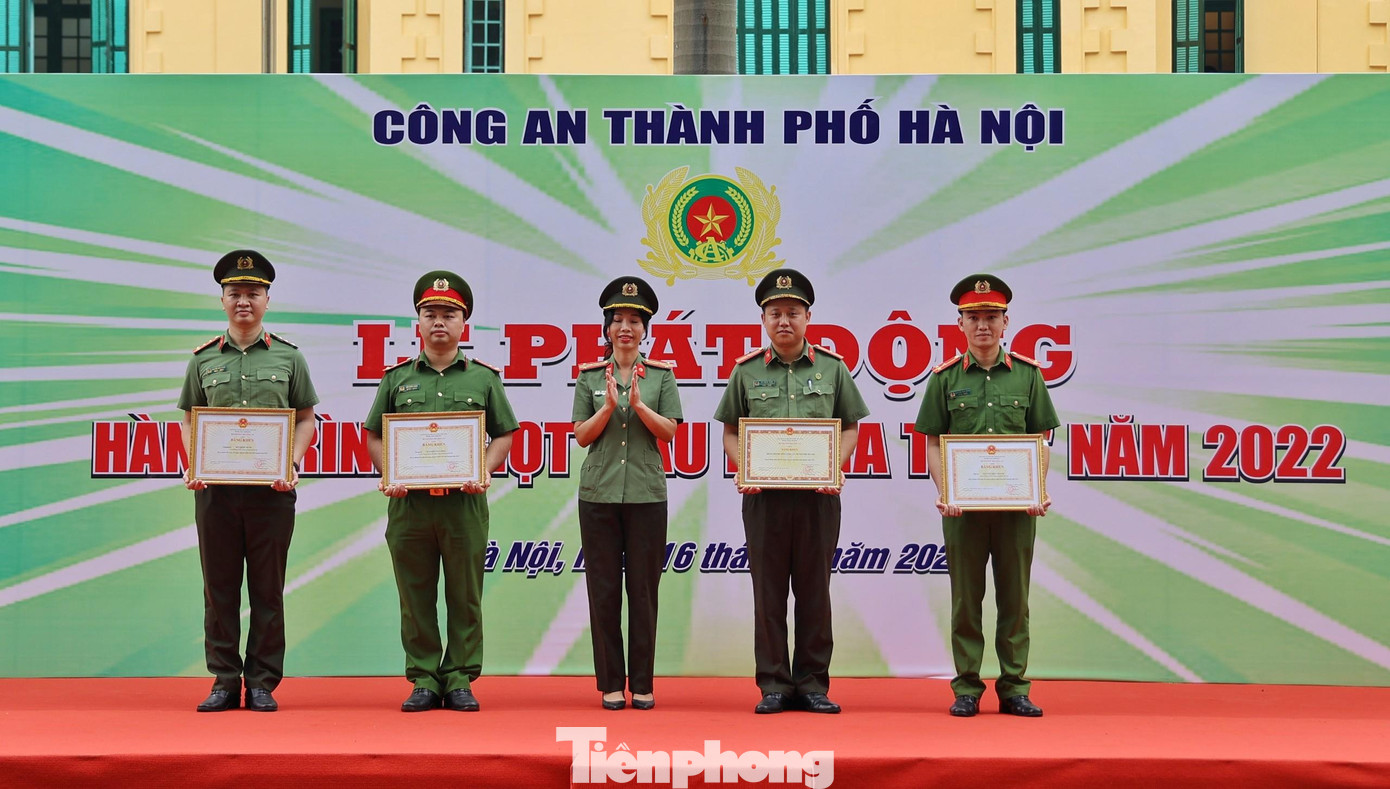 Trao thưởng các cá nhân có thành tích xuất sắc trong phong trào hiến máu tình nguyện.