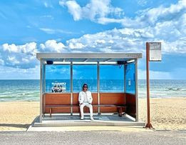 Bạn trẻ cheap moment cùng địa điểm với nhóm nhạc nổi tiếng. Ảnh: Gisele Soo/The Star