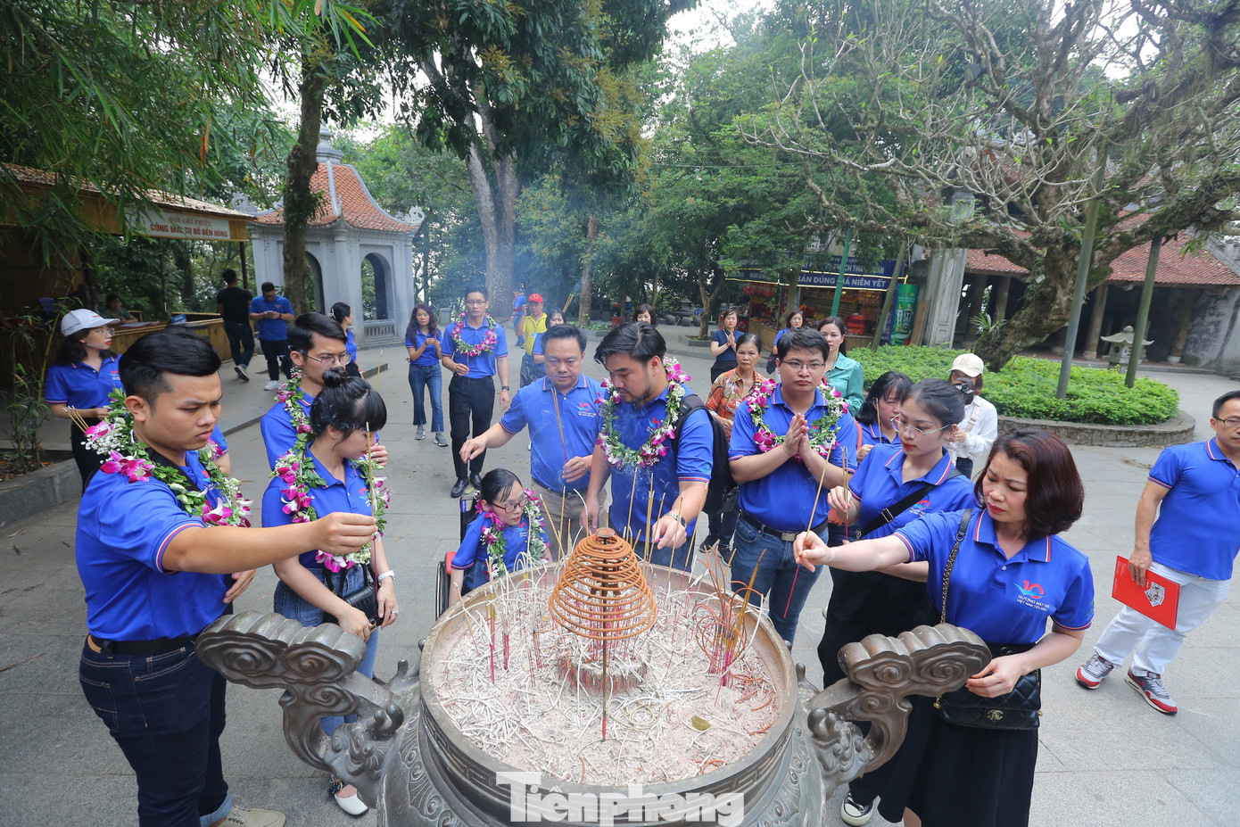 Đền Hùng (Khu di tích lịch sử Đền Hùng) thờ các Vua Hùng và tôn thất của nhà vua trên núi Nghĩa Lĩnh (Việt Trì, Phú Thọ). Khu di tích lịch sử đền Hùng bao gồm bốn đền chính là đền Hạ, đền Trung, đền Thượng và đền Giếng. Đền Hùng (Khu di tích lịch sử Đền Hùng) thờ các Vua Hùng và tôn thất của nhà vua trên núi Nghĩa Lĩnh (Việt Trì, Phú Thọ). Khu di tích lịch sử đền Hùng bao gồm bốn đền chính là đền Hạ, đền Trung, đền Thượng và đền Giếng.