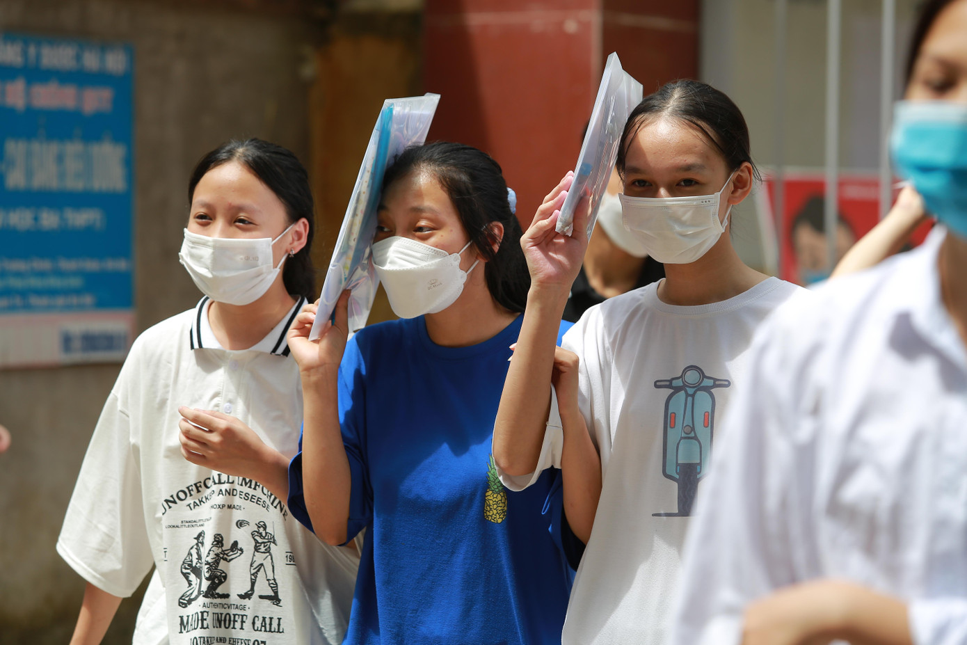 Sau môn thi Ngữ Văn, nhiều em vui mừng vì đề thi vừa sức, tự tin đạt điểm khá.