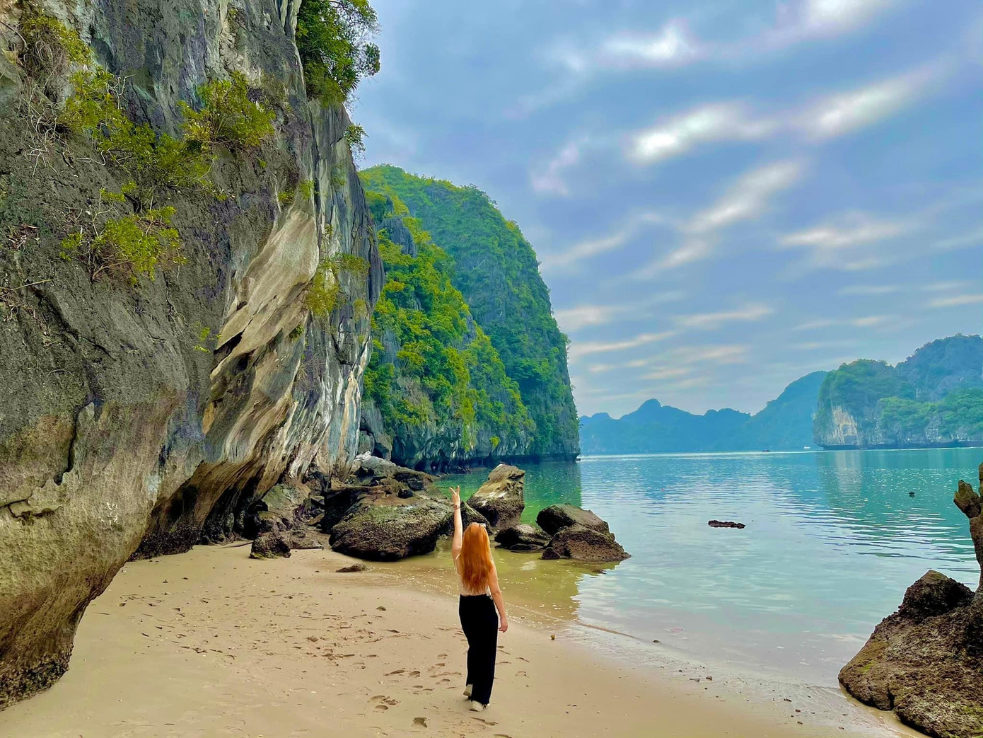 Thiên Thanh check in tại Vịnh Lan Hạ, Cát Bà. Ảnh: FBNV