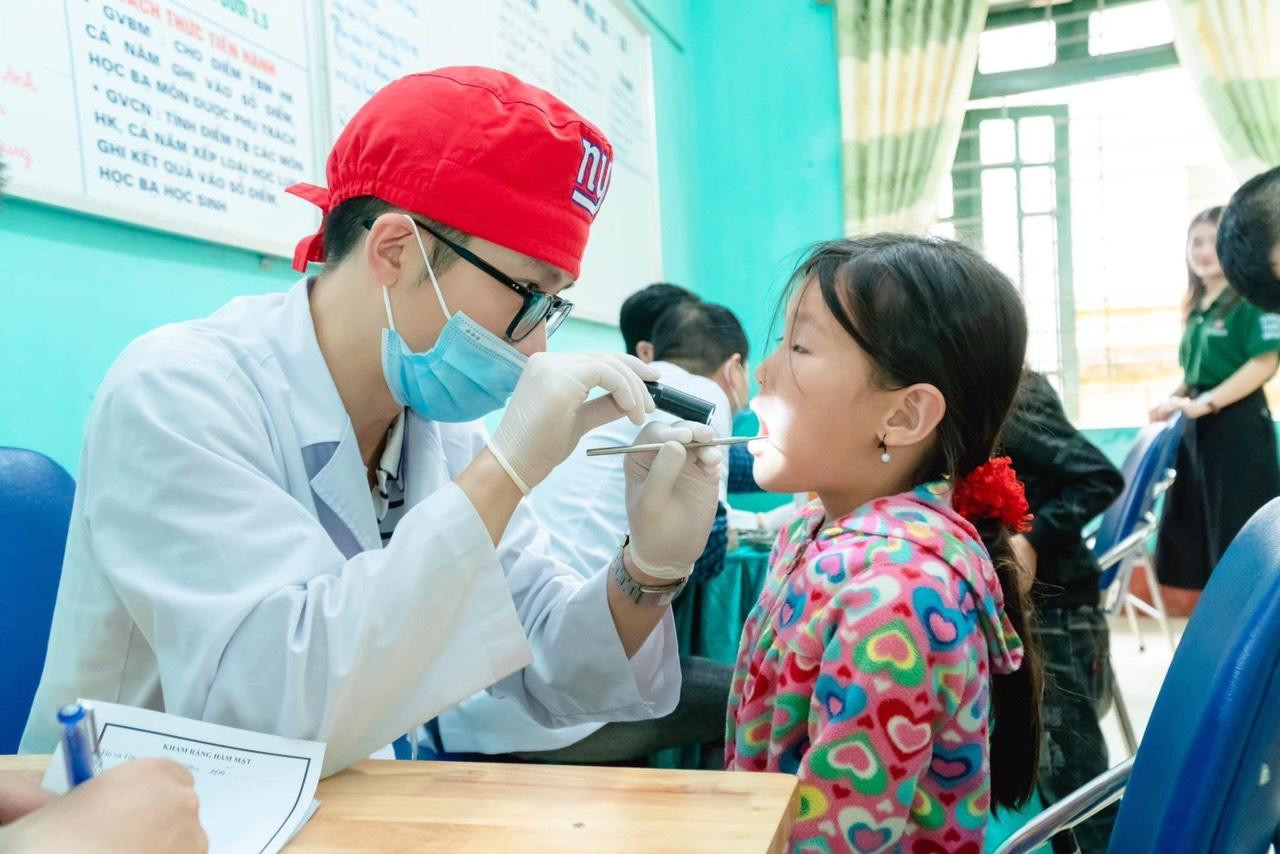 Bác sĩ trẻ Trung Nghĩa linh hoạt đổi vai trò trong từng hoàn cảnh, khi không được tới bệnh viện làm việc, anh sẽ làm thủ lĩnh Đoàn dẫn dắt đội TNV hoạt động.