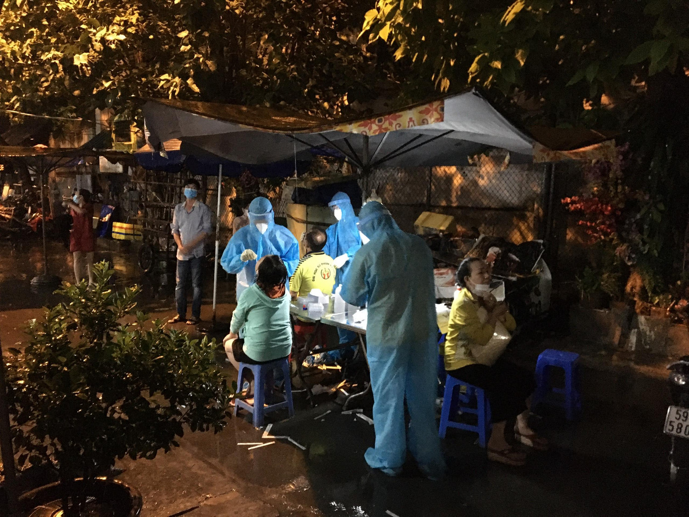 Ngọc Hà cùng đồng đội thực hiện lấy mẫu xét nghiệm cho người dân. Nữ sinh tâm sự: &quot;Có những thời điểm dịch căng thẳng, mình làm liên tục từ 5 - 6 tiếng trong bộ đồ bảo hộ giữa cái nắng Sài Gòn, mồ hôi ra mờ tấm chắn trên mặt.&quot;