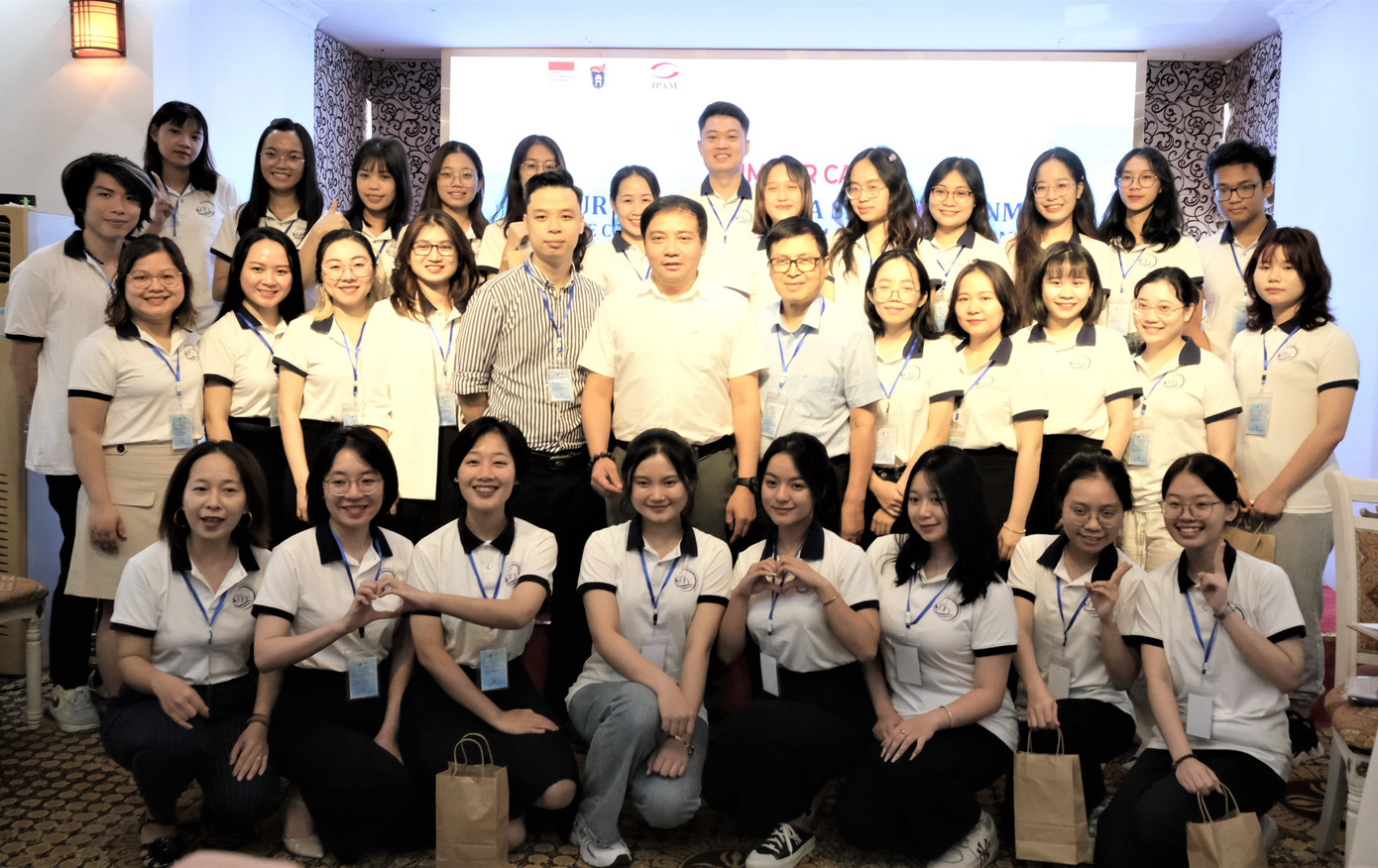 Các học viên nữ tham gia trại hè để nâng cao kỹ năng nghiên cứu khoa học về sinh thái, môi trường biển. Các học viên nữ tham gia trại hè để nâng cao kỹ năng nghiên cứu khoa học về sinh thái, môi trường biển.