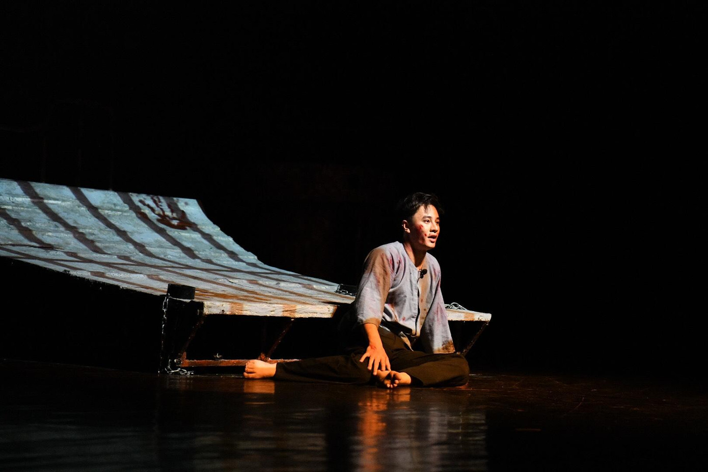 Nhân vật thanh niên Lý Tự Trọng kiên cường, quả cảm.