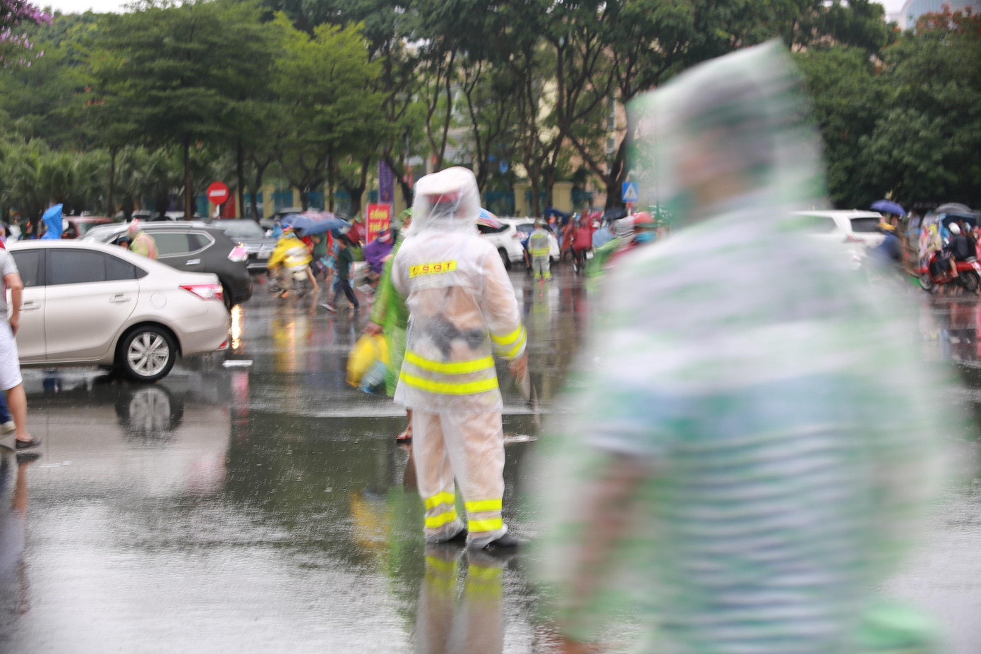 Mặc dù thời tiết không được thuận lợi nhưng tinh thần cổ vũ của hàng chục cổ động viên vẫn vô cùng náo nhiệt. Nhiều người di chuyển đến sân vận động Mỹ Đình khá sớm để ổn định chỗ ngồi. Mặc dù thời tiết không được thuận lợi nhưng tinh thần cổ vũ của hàng chục cổ động viên vẫn vô cùng náo nhiệt. Nhiều người di chuyển đến sân vận động Mỹ Đình khá sớm để ổn định chỗ ngồi.