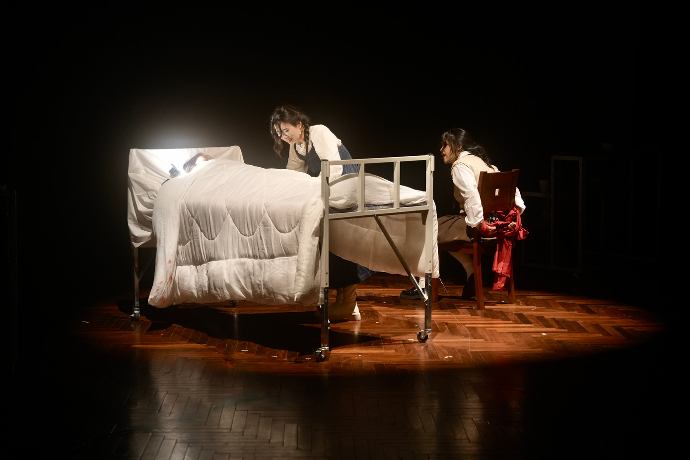 "GALA HAT: Đêm trắng" đưa khán giả trở lại những năm của thập kỷ 90 cùng nhiều cảnh kịch được chuẩn bị kỹ càng, tỉ mỉ.