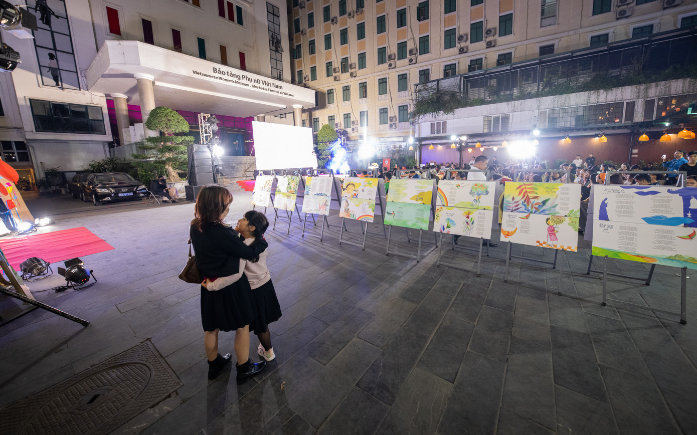 Những bạn học sinh xem triển lãm “Áng thơ trên những cánh diều”.