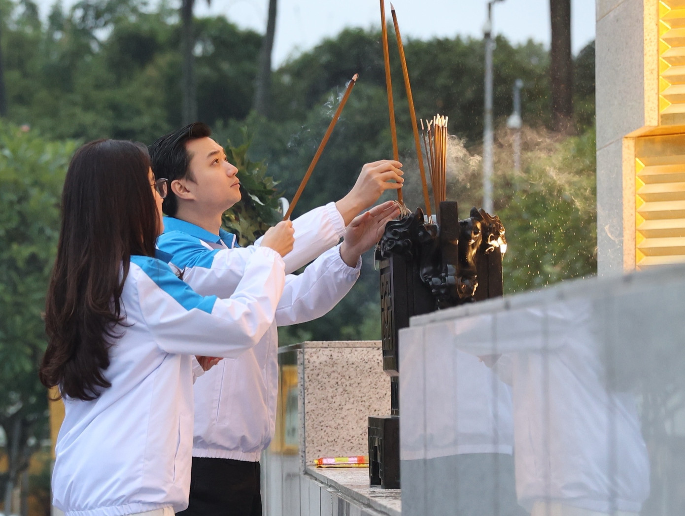 Anh Nguyễn Minh Triết - Bí thư T.Ư Đoàn, Chủ tịch T.Ư Hội Sinh viên Việt Nam dâng hương tưởng niệm tại tượng đài Bắc Sơn. Anh Nguyễn Minh Triết - Bí thư T.Ư Đoàn, Chủ tịch T.Ư Hội Sinh viên Việt Nam dâng hương tưởng niệm tại tượng đài Bắc Sơn.