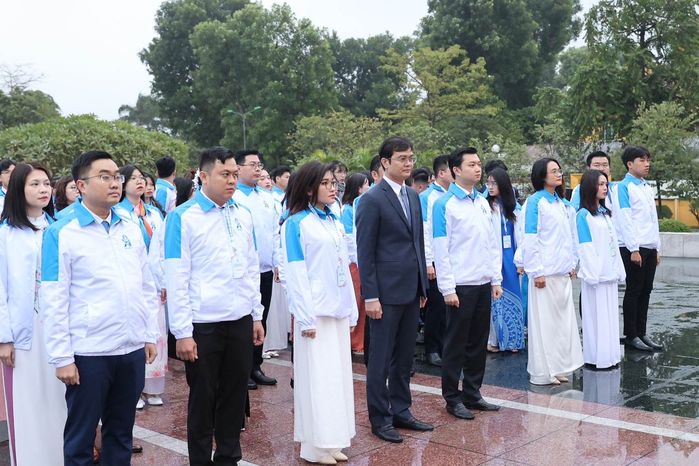 Dẫn đầu đoàn đại biểu dâng hương tưởng niệm tại tượng đài Bắc Sơn, có anh Bùi Quang Huy - Uỷ viên dự khuyết T.Ư Đảng, Bí thư thứ nhất T.Ư Đoàn; anh Nguyễn Minh Triết - Bí thư T.Ư Đoàn, Chủ tịch T.Ư Hội Sinh viên Việt Nam. Dẫn đầu đoàn đại biểu dâng hương tưởng niệm tại tượng đài Bắc Sơn, có anh Bùi Quang Huy - Uỷ viên dự khuyết T.Ư Đảng, Bí thư thứ nhất T.Ư Đoàn; anh Nguyễn Minh Triết - Bí thư T.Ư Đoàn, Chủ tịch T.Ư Hội Sinh viên Việt Nam.