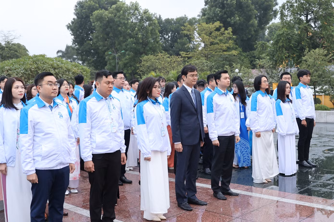 Dẫn đầu đoàn đại biểu dâng hương tưởng niệm tại tượng đài Bắc Sơn, có anh Bùi Quang Huy - Uỷ viên dự khuyết T.Ư Đảng, Bí thư thứ nhất T.Ư Đoàn; anh Nguyễn Minh Triết - Bí thư T.Ư Đoàn, Chủ tịch T.Ư Hội Sinh viên Việt Nam.