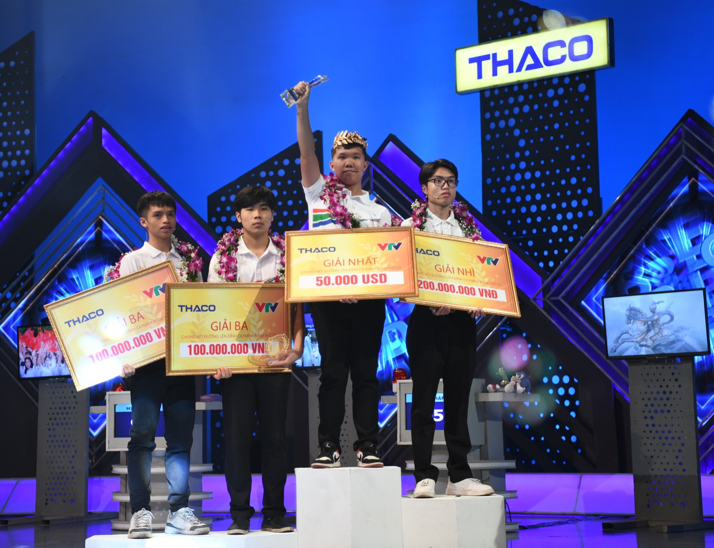 Xuân Mạnh và cả 3 bạn thí sinh đã có một hành trình "leo núi" đầy cảm xúc.