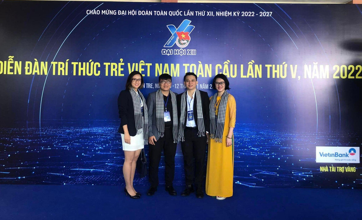 BS Đào Việt Hằng (ngoài cùng bên phải) chụp ảnh cùng các trí thức trẻ tại Diễn đàn Trí thức trẻ Việt Nam toàn cầu lần thứ V, năm 2022. BS Đào Việt Hằng (ngoài cùng bên phải) chụp ảnh cùng các trí thức trẻ tại Diễn đàn Trí thức trẻ Việt Nam toàn cầu lần thứ V, năm 2022.