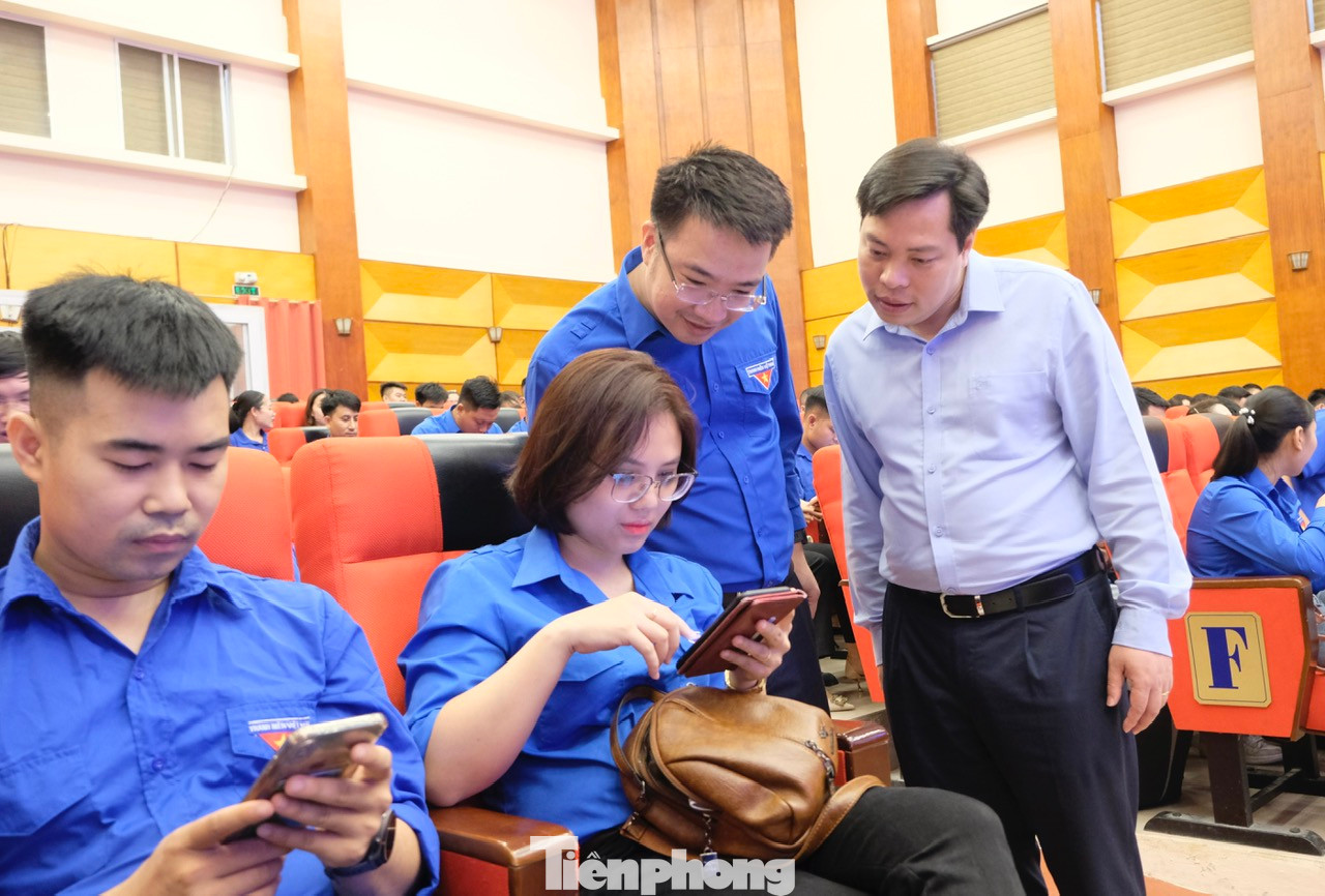 Anh Nguyễn Tường Lâm và ông Ngọ Văn Khuyến trực tiếp theo dõi cán bộ Đoàn cơ sở dự thi. Ảnh: C.Linh Anh Nguyễn Tường Lâm và ông Ngọ Văn Khuyến trực tiếp theo dõi cán bộ Đoàn cơ sở dự thi. Ảnh: C.Linh