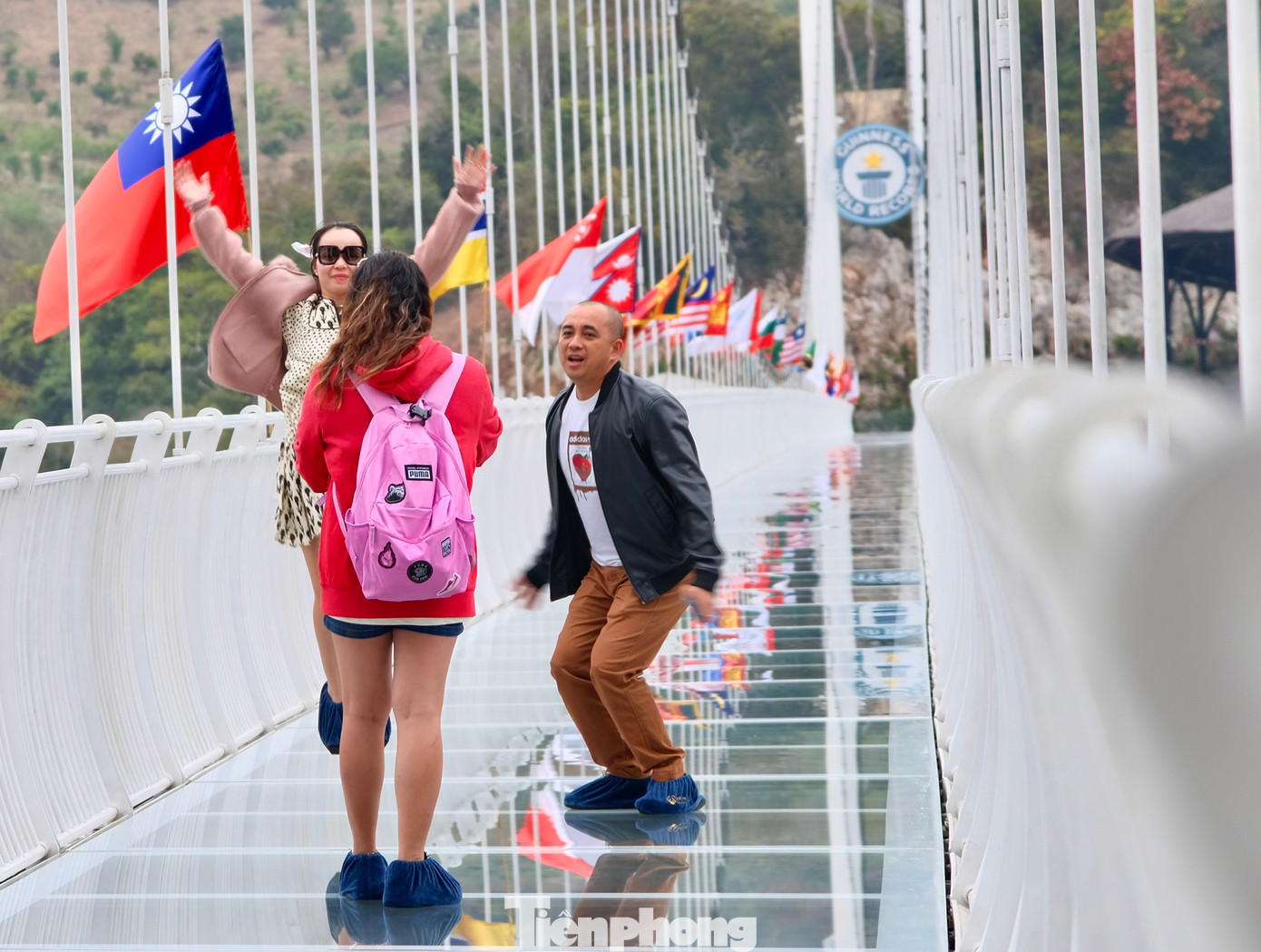 Một trong những kiểu "sống ảo" độc đáo trên cầu kính Bạch Long đó là du khách sẽ nhảy lên cao để bắt khoảnh khắc tự nhiên. Ảnh: Châu Linh