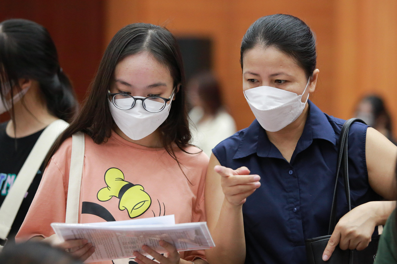 Nhiều phụ huynh tranh thủ thời gian đưa con đến trường làm thủ tục nhập học từ rất sớm.